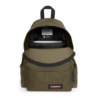 Mochila verde-oliva aberta da marca EASTPAK com interior preto e etiqueta visível