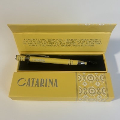 Conjunto de caneta amarela com nome Catarina em caixa decorada e texto dentro da tampa