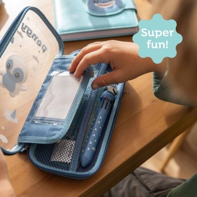 Estojo escolar azul com caneta e ilustração de pinguim