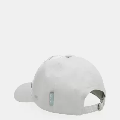 Boné cinza claro de tecido com ajuste traseiro pala curva