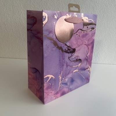 Saco de papel para presente com padrão marmoreado roxo e rose gold