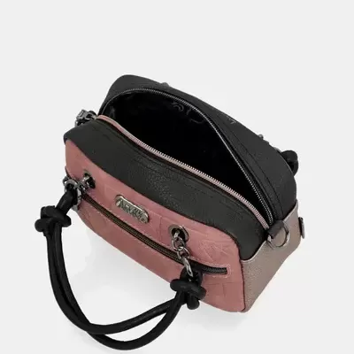 Mala pequena castanho rosado e bege com alças pretas e bolso frontal com fecho e placa metálica MARLOS.