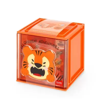 Caixa quadrada laranja com rosto de tigre e texto THE GREAT ADVENTURES