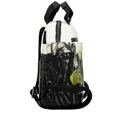 Mochila preta e branca com pendente amarelo vista lateral