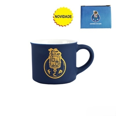Caneca de café azul com emblema dourado do F C P e caixa azul correspondente.