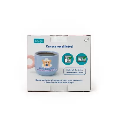 Caixa com caneca empilhável azul e rosa com desenho de urso e texto em português.