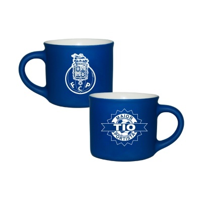 Duas canecas azuis com símbolos e texto de um clube de futebol, sobre fundo branco.