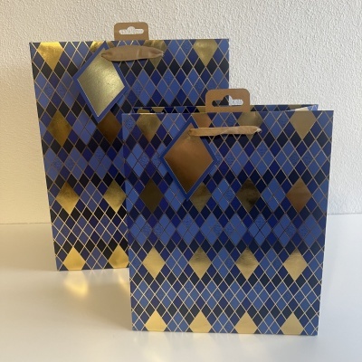 Sacolas de presente azuis e douradas com padrão de losangos
