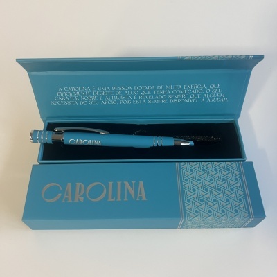 Estojo azul com caneta azul e texto descrito no interior da tampa