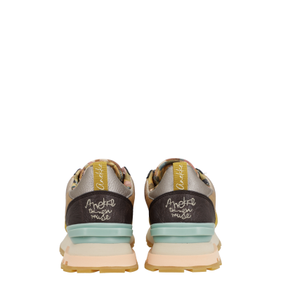 Sapatilhas desportivas coloridas vistas da traseira com texto Anekke the green muse