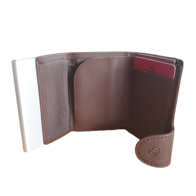 Carteira masculina castanha em pele com compartimentos para cartões e moedas