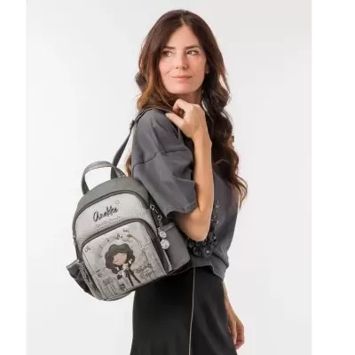 Mochila cinza Anekke com personagem ilustrada e texto SAVE THE SPOT