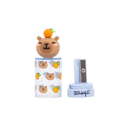 Apontador decorado com urso e laranja, base branca com texto mr wonderful