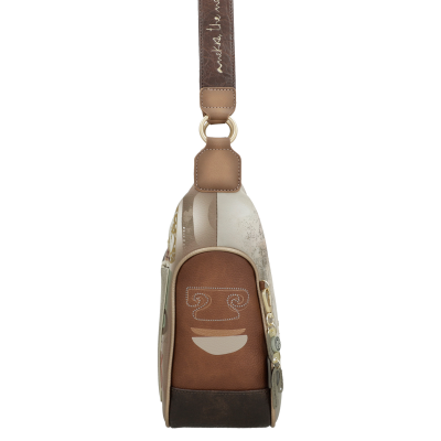 Mala de ombro castanha e bege com padrão abstrato e alça com texto