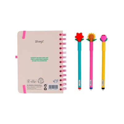 Caderno rosa com elástico e três canetas coloridas com tampas de flores.