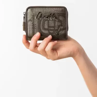 Carteira pequena de couro castanho com nome Anekke em metal.