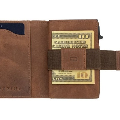 Carteira castanha de couro aberta com notas e cartão