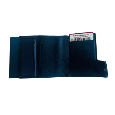 Carteira azul em pele com cartão e etiqueta visível