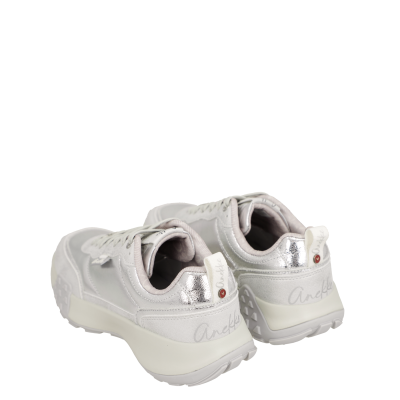 Sapatilhas brancas com detalhes prateados e etiqueta Anekke na parte de trás