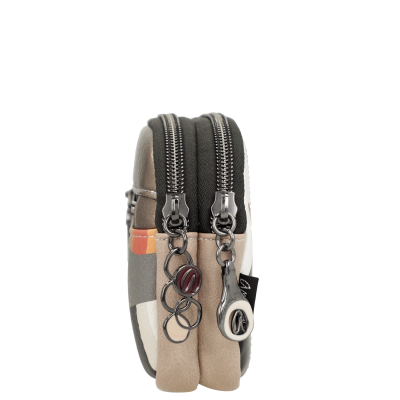 Bolsa pequena retangular com padrão geométrico e dois fechos