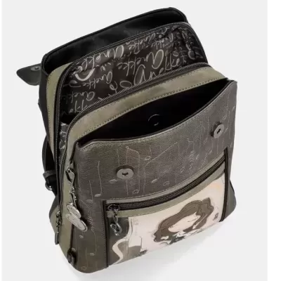 Mochila cinza com bolso frontal ilustrado e padrão musical