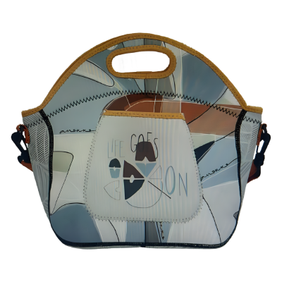 Mala tote em tecido rígido com padrão abstrato em tons de azul e cinza e texto LIFE GOES ON no bolso.
