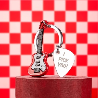 Chaveiro com guitarra vermelha e púlpito com texto I PICK YOU!