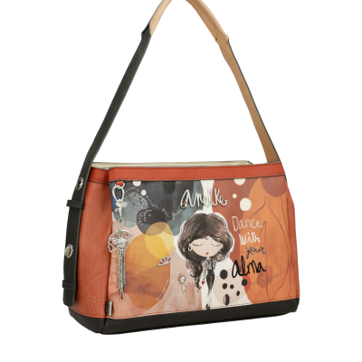 Mala de mão ilustrada em tons castanhos e detalhes em preto com texto e chaveiro