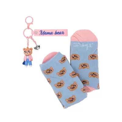 Meias com padrão de ursinhos e porta-chaves rosa com texto Mama bear.