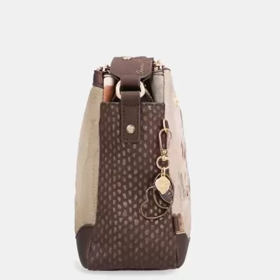 Bolsa castanha e bege vista de lado com pendente de coração