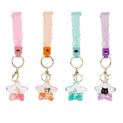 Conjunto de quatro porta-chaves coloridos com pingentes em forma de estrela e pulseiras com texto 