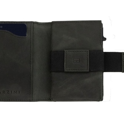 Carteira preta de couro aberta com aba e fecho de botão