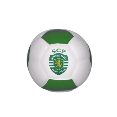 Bola de futebol branca e verde com logótipo do Sporting Portugal SCP no centro