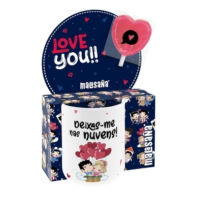 Caneca com design romântico e pirulito em embalagem colorida