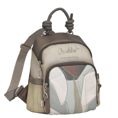 Mochila pequena com múltiplos tons neutros e design patchwork