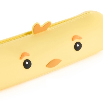 Estojo amarelo com rosto de pato em relevo