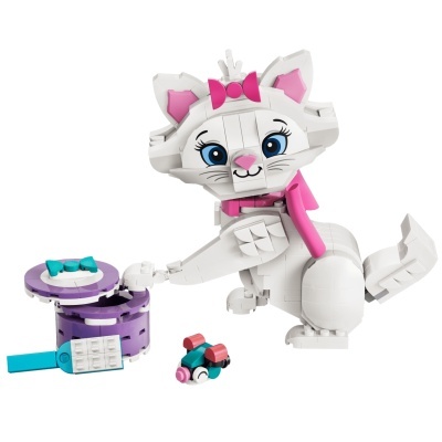 Figura de gato construído com blocos de construção brancos e rosa com olhos azuis e acessórios cor-de-rosa, junto a uma caixa redonda cor-de-rosa e uma pequena mosca.