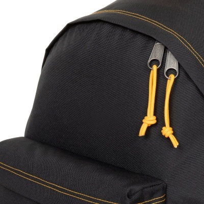 Mochila preta com costuras amarelas e fechos metálicos com cordões amarelos