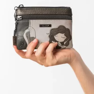 Carteira pequena de couro sintético cinza e preto com desenho de menina e fecho de correr preto