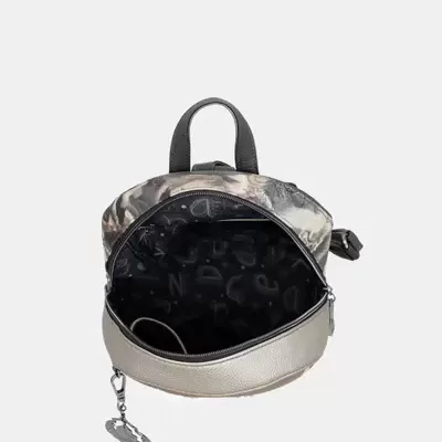 mochila pequena camuflada com interior preto com letras