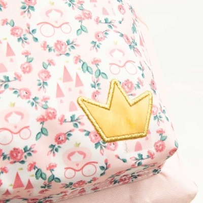 Mochila rosa com padrão floral e princesas, com bordado de coroa amarela