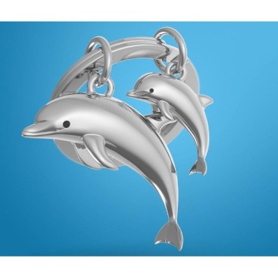 Chaveiro com golfinhos prateados em fundo azul