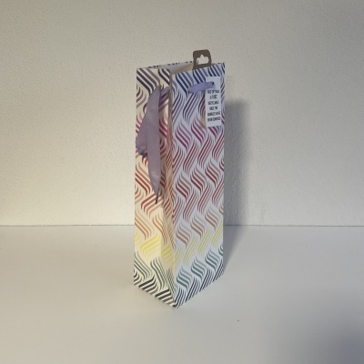 embalagem de papel decorativa com padrão colorido e etiqueta branca