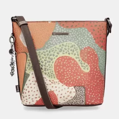 Bolsa colorida de ombro com padrão abstrato e alça castanha