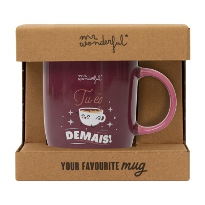 Caneca vinho com texto Tu és DEMAIS e caixa de cartão castanho da marca mr. wonderful.