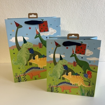 Sacolas de presente com desenhos de dinossauros e temas de festa