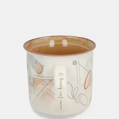 Caneca metálica decorada com desenhos geométricos e texto