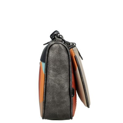 Mala de couro cinzento com padrão geométrico colorido e alça de corrente preta vista de lado