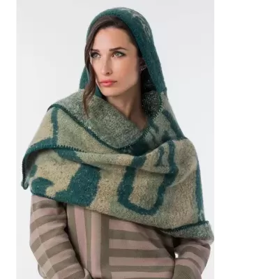 Mulher a usar lenço e capuz cinzento e azul esverdeado com camisola às riscas.