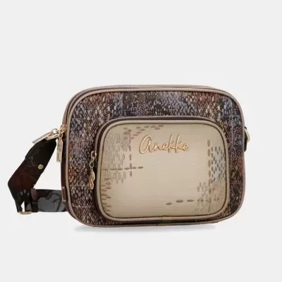Bolsa tiracolo Anekke em tons castanho, bege e azul com padrão abstrato e bolso frontal bege com nome Anekke